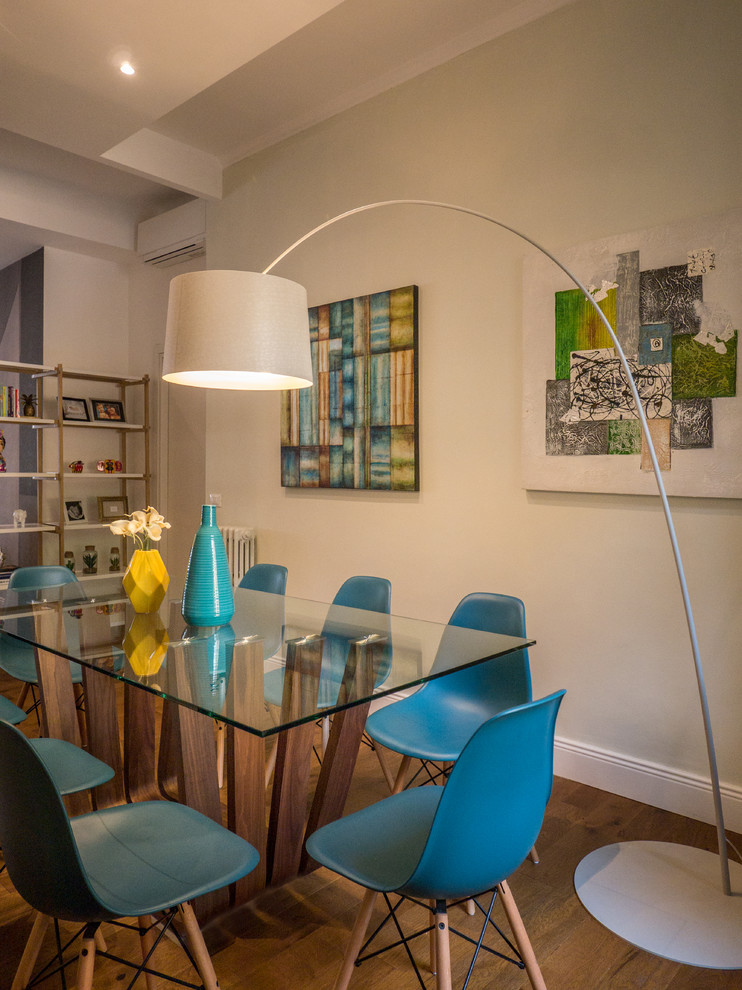 Idee per una sala da pranzo aperta verso il soggiorno minimal di medie dimensioni con pareti grigie, pavimento in legno massello medio e pavimento marrone