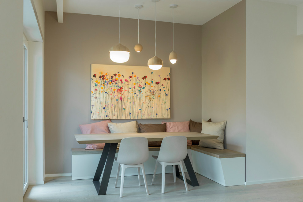 Idée de décoration pour une salle à manger ouverte sur le salon design avec un mur beige, parquet clair et un sol beige.