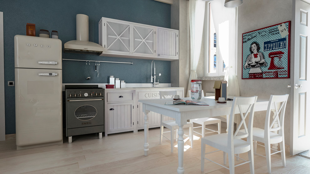 Foto di una piccola sala da pranzo aperta verso la cucina stile shabby con parquet chiaro, pavimento beige e pareti beige