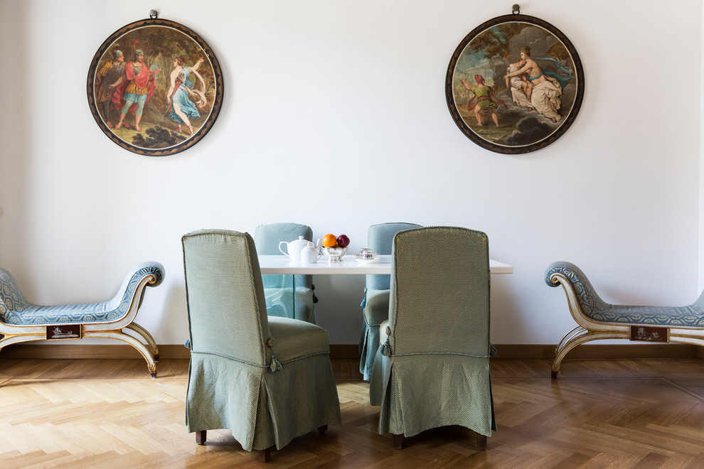 Immagine di una sala da pranzo chic con pareti bianche, pavimento in legno massello medio e pavimento marrone