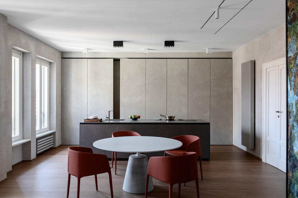 Пример оригинального дизайна: кухня-столовая в современном стиле с серыми стенами, паркетным полом среднего тона и коричневым полом