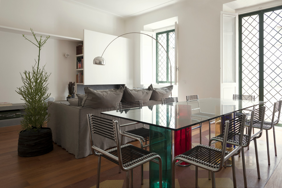 Exemple d'une salle à manger ouverte sur le salon tendance de taille moyenne avec un mur blanc et un sol multicolore.