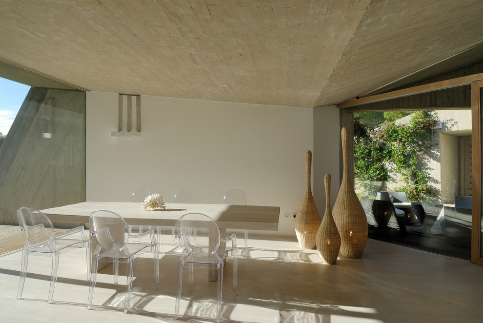 Diseño de comedor contemporáneo cerrado con paredes blancas y suelo beige