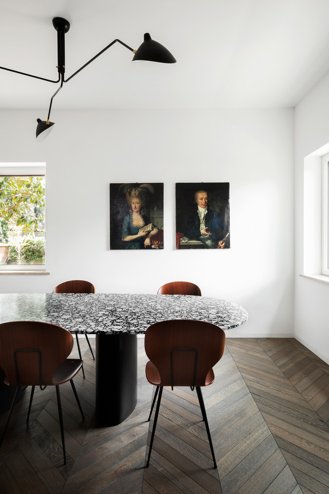 Foto di una sala da pranzo moderna con pareti bianche, parquet scuro e pavimento marrone
