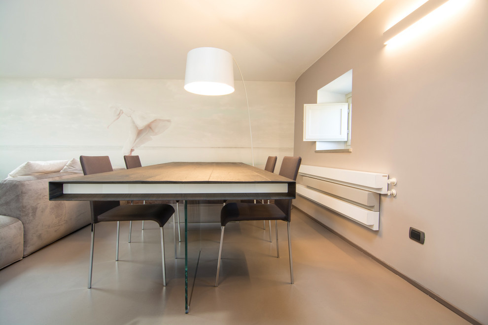 Immagine di una sala da pranzo aperta verso il soggiorno design di medie dimensioni con pareti beige, pavimento in cemento e pavimento beige