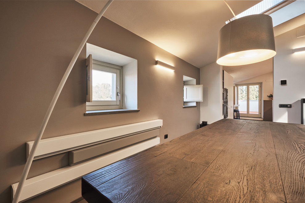 Offenes, Mittelgroßes Modernes Esszimmer mit beiger Wandfarbe, Betonboden und beigem Boden in Florenz