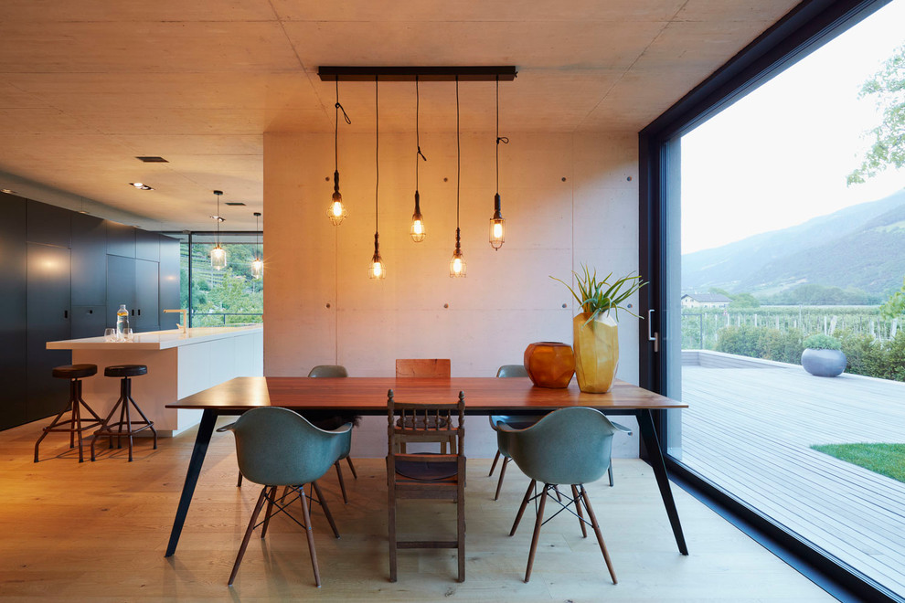 Idee per una grande sala da pranzo aperta verso il soggiorno design con pareti grigie e parquet chiaro