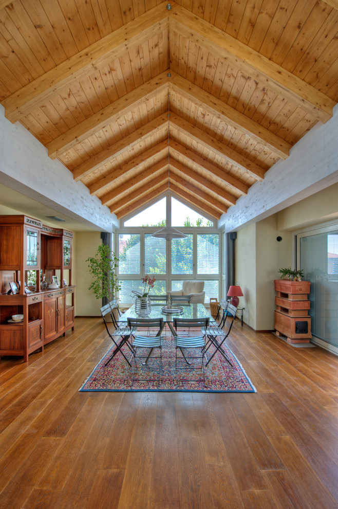 Immagine di una sala da pranzo boho chic chiusa con pareti beige, pavimento in legno massello medio e pavimento marrone
