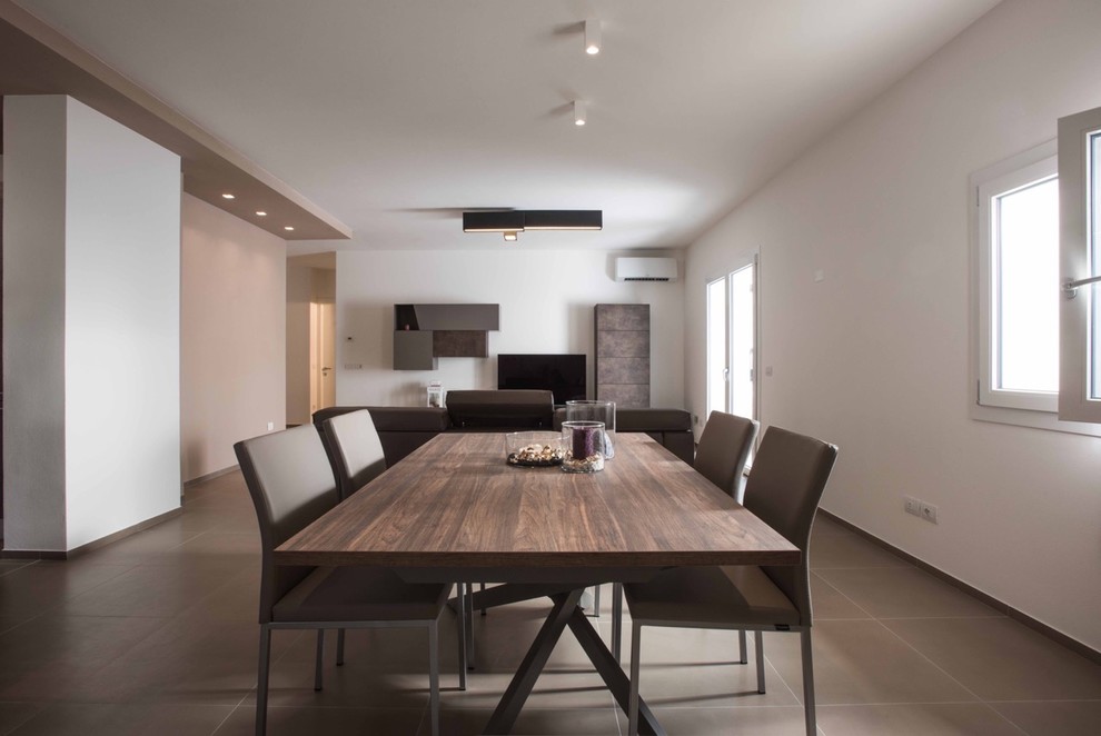 Esempio di una sala da pranzo aperta verso il soggiorno moderna con pareti beige e pavimento marrone