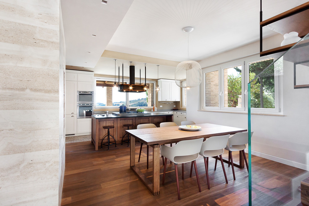 Mittelgroße Moderne Wohnküche mit beiger Wandfarbe, dunklem Holzboden und braunem Boden in Sonstige