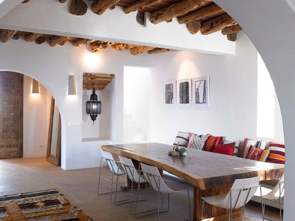 Idee per una sala da pranzo mediterranea con pareti bianche e pavimento marrone