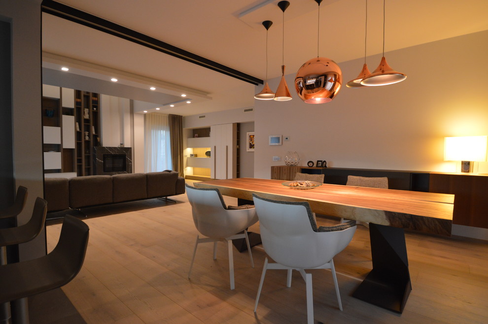 This is an example of a contemporary dining room in Bari.