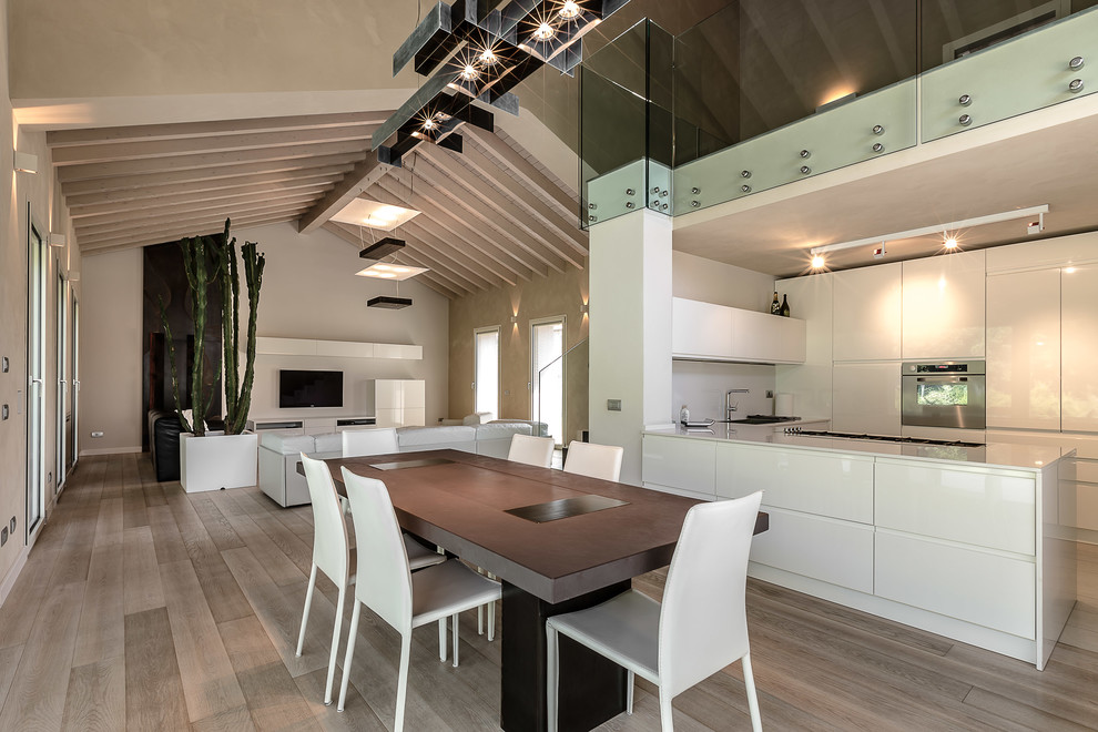 Geräumiges Modernes Esszimmer mit beiger Wandfarbe und braunem Holzboden in Mailand