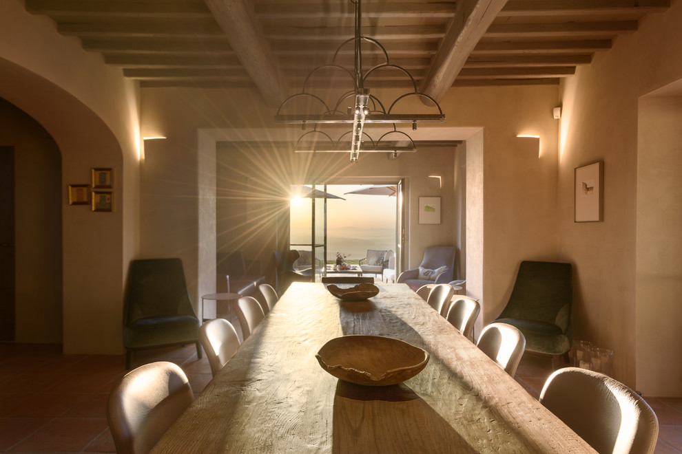 Example of a minimalist dining room design in Florence