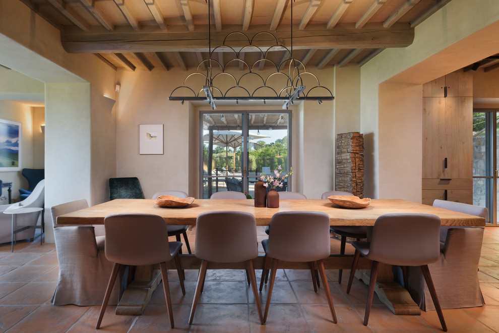 Ispirazione per una sala da pranzo mediterranea con pareti beige e pavimento beige