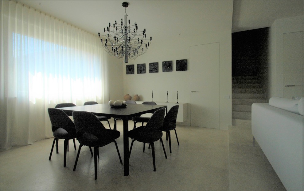 Offenes, Großes Modernes Esszimmer mit weißer Wandfarbe, Marmorboden, Kamin, Kaminumrandung aus Metall und beigem Boden in Sonstige