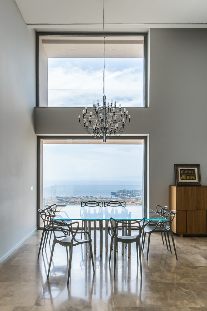 Стильный дизайн: столовая в современном стиле с серыми стенами и коричневым полом - последний тренд