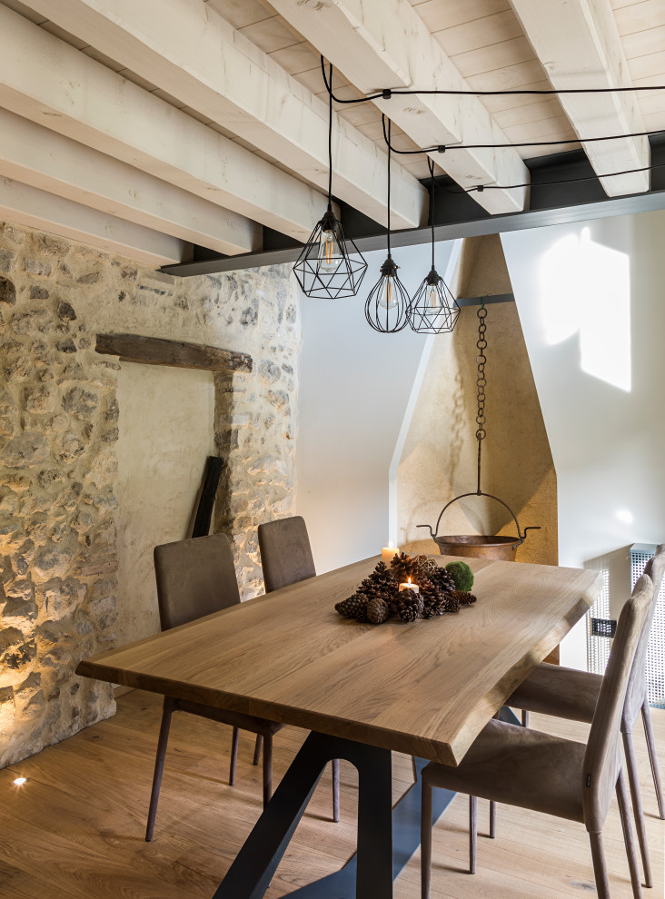 Inspiration pour une salle à manger chalet de taille moyenne avec un mur blanc, un sol en bois brun et un sol marron.