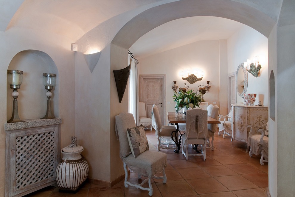 Offenes, Mittelgroßes Mediterranes Esszimmer mit weißer Wandfarbe, Terrakottaboden und rosa Boden in Sonstige