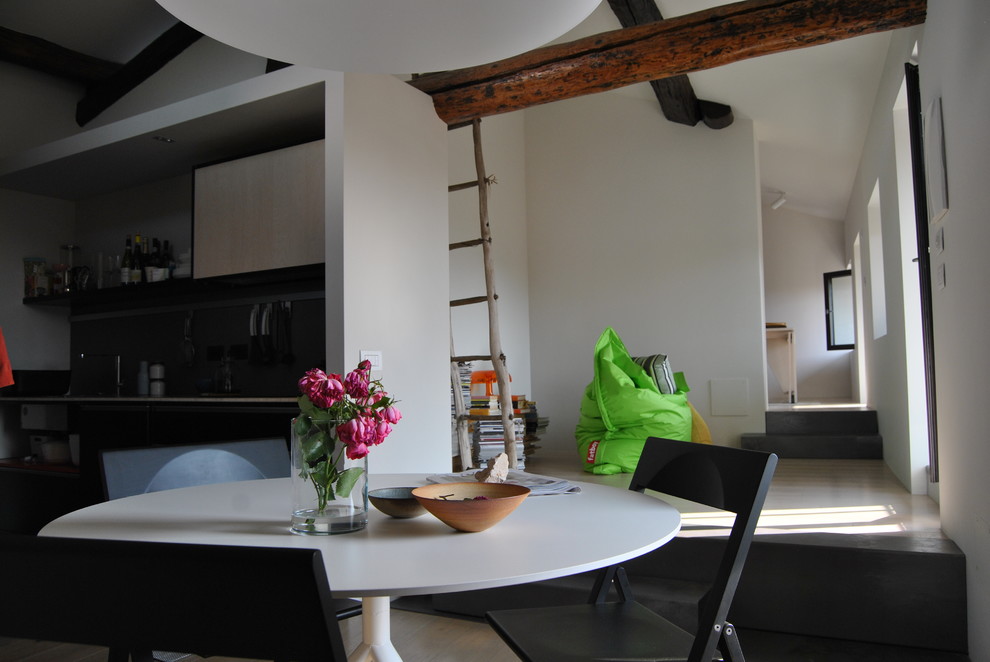 Esempio di una piccola sala da pranzo aperta verso il soggiorno minimal con pareti beige, parquet chiaro e pavimento beige