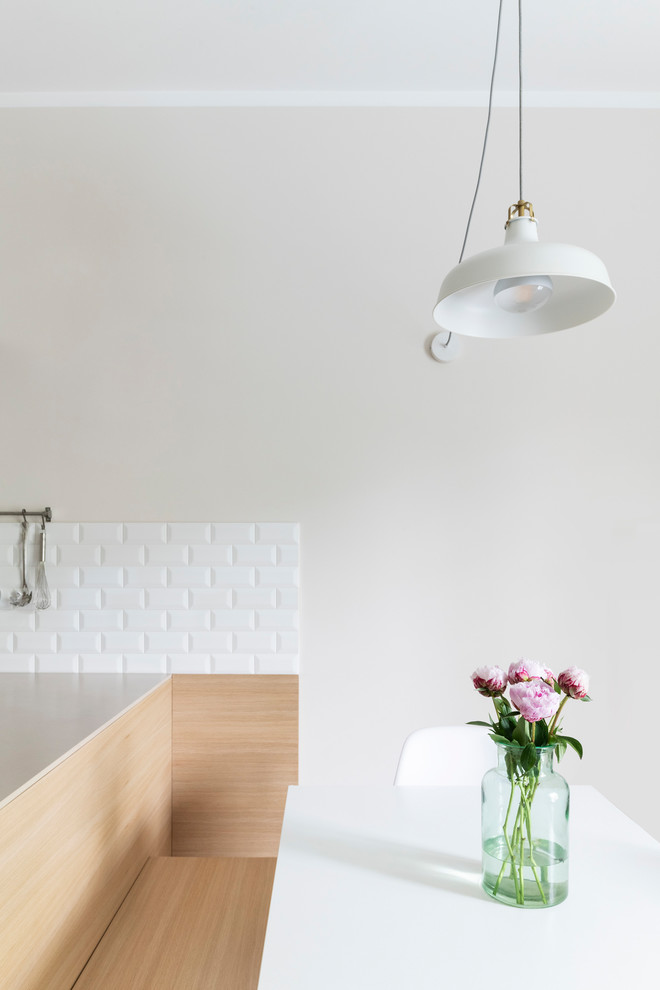 Cette image montre une salle à manger ouverte sur la cuisine nordique de taille moyenne avec un mur beige et parquet clair.