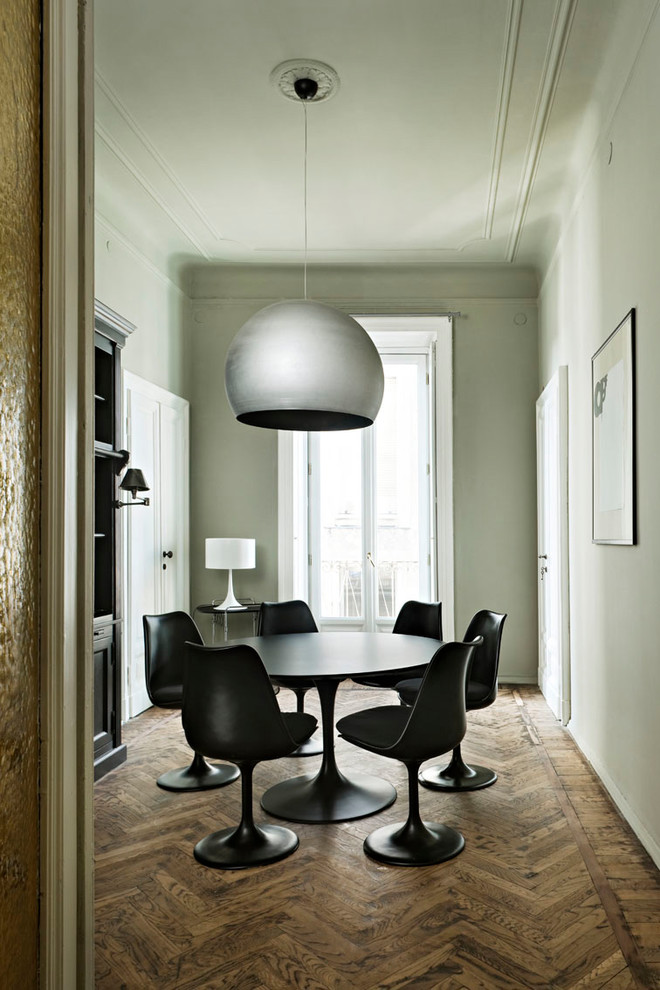 Inspiration pour une salle à manger minimaliste avec un mur vert.
