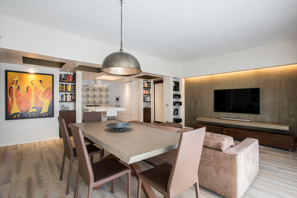Foto di una sala da pranzo aperta verso il soggiorno contemporanea di medie dimensioni con pareti con effetto metallico e pavimento in legno verniciato