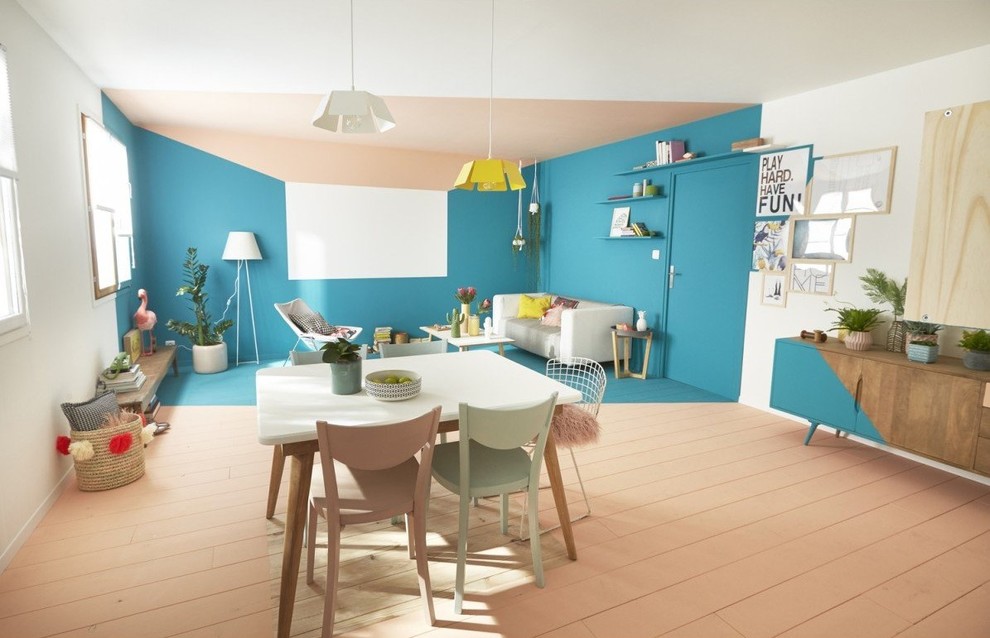Свежая идея для дизайна: столовая в скандинавском стиле с разноцветными стенами и деревянным полом - отличное фото интерьера