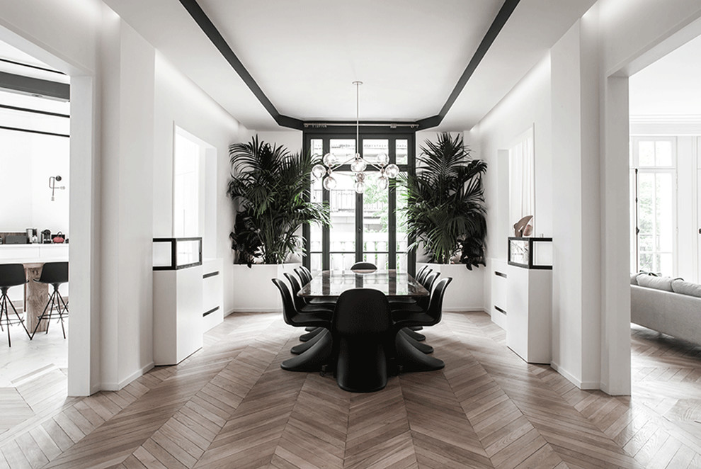 Стильный дизайн: огромная гостиная-столовая в современном стиле с белыми стенами и светлым паркетным полом - последний тренд