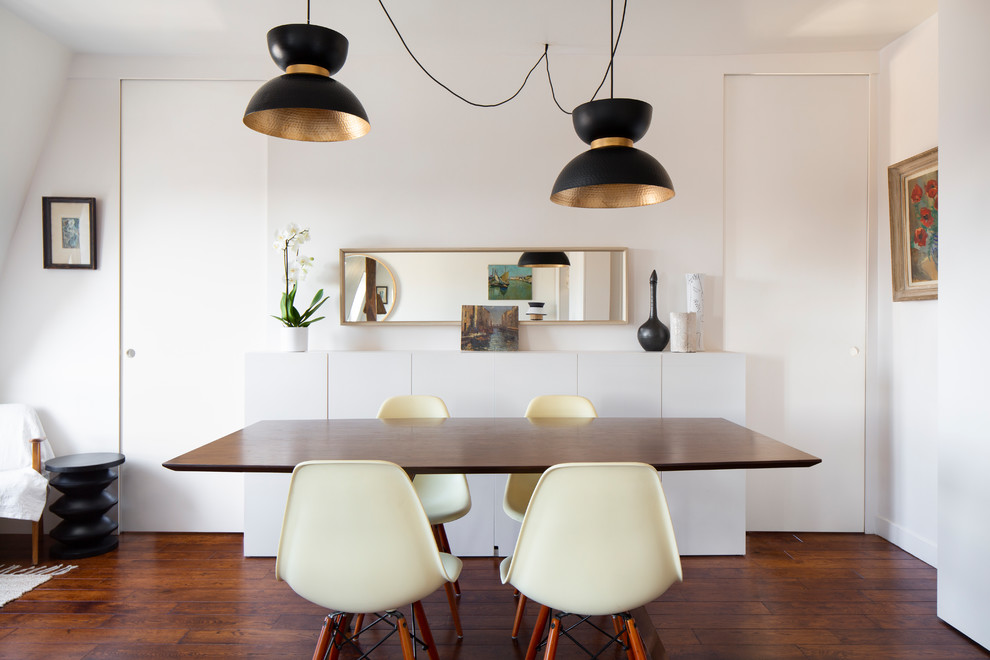 Immagine di una sala da pranzo aperta verso il soggiorno design di medie dimensioni con parquet scuro, pareti bianche e pavimento marrone
