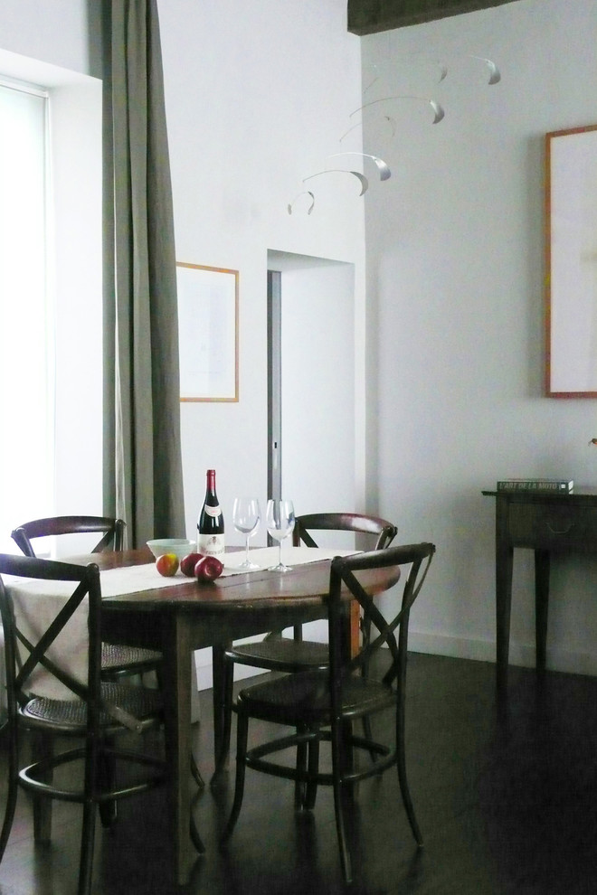 Dining room - traditional dining room idea in Paris