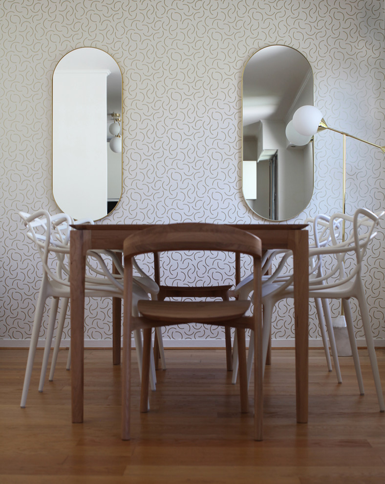 Idée de décoration pour une grande salle à manger ouverte sur le salon design avec un mur blanc, parquet clair et un sol marron.