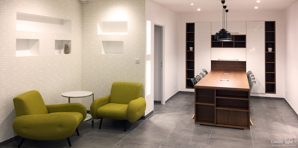 Mittelgroßes Modernes Esszimmer ohne Kamin mit weißer Wandfarbe, Keramikboden und grauem Boden in Lyon