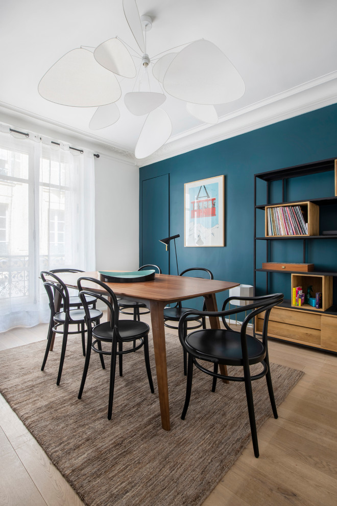 Источник вдохновения для домашнего уюта: гостиная-столовая среднего размера в современном стиле с синими стенами, светлым паркетным полом и бежевым полом без камина