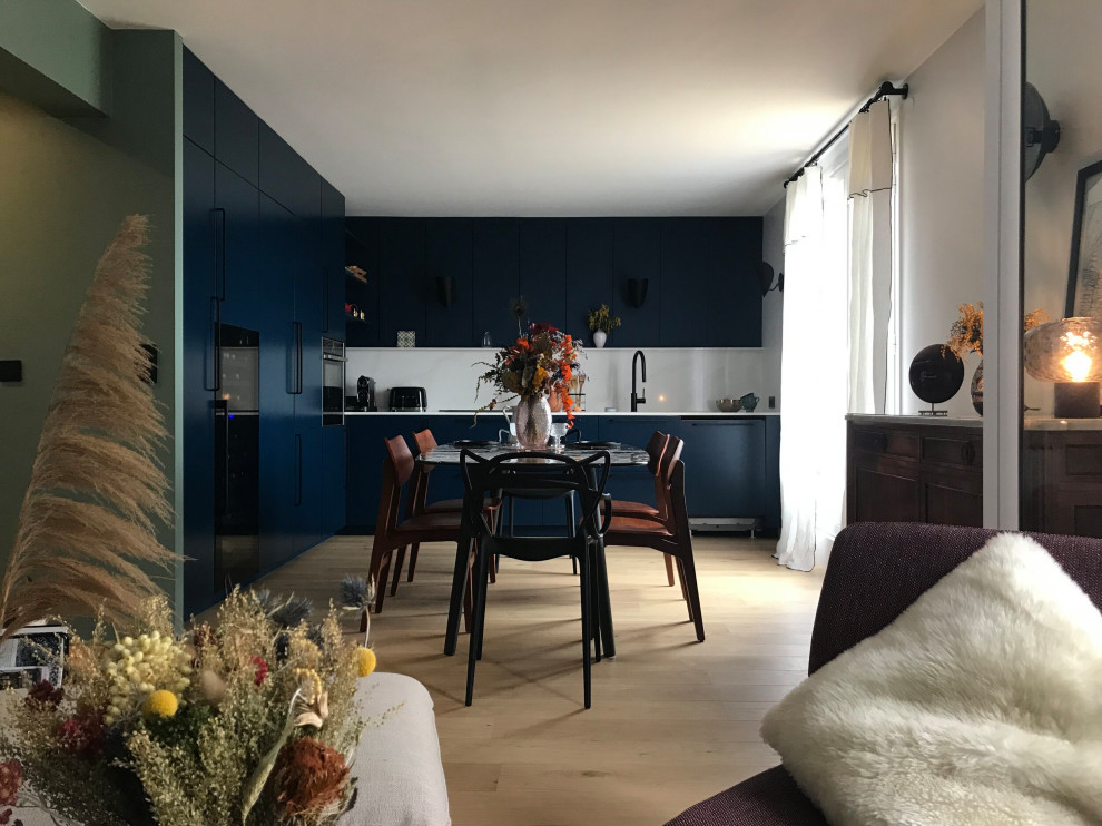 Foto di una grande sala da pranzo aperta verso la cucina minimal con pareti bianche e pavimento beige