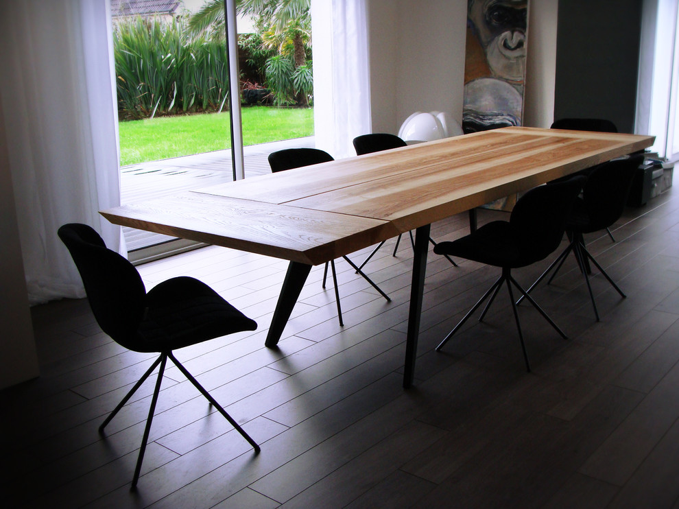 This is an example of a modern dining room in Le Havre.