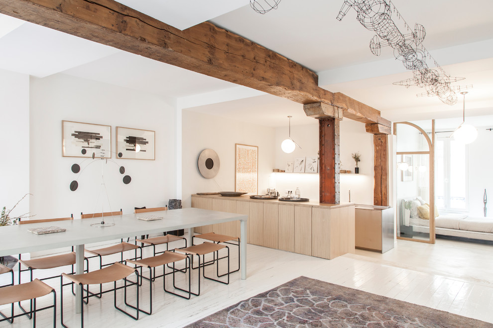 Idee per una sala da pranzo aperta verso la cucina contemporanea con pareti bianche, pavimento in legno verniciato e pavimento bianco