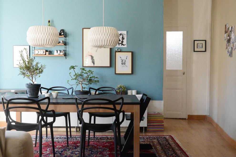 На фото: гостиная-столовая среднего размера в современном стиле с синими стенами и светлым паркетным полом без камина