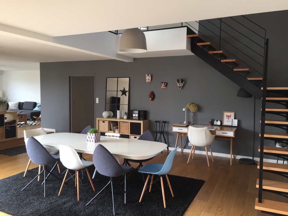 Inspiration for a mid-sized scandinavian dining room remodel in Rennes