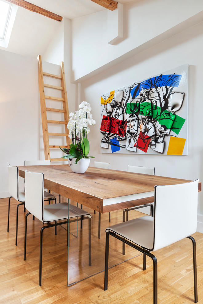 Modelo de comedor contemporáneo grande cerrado sin chimenea con paredes blancas y suelo de madera clara