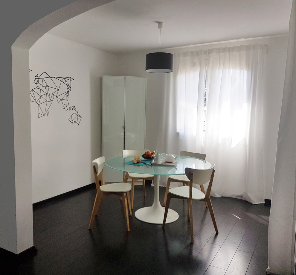 Foto på en mellanstor minimalistisk matplats med öppen planlösning, med vita väggar, mörkt trägolv och svart golv