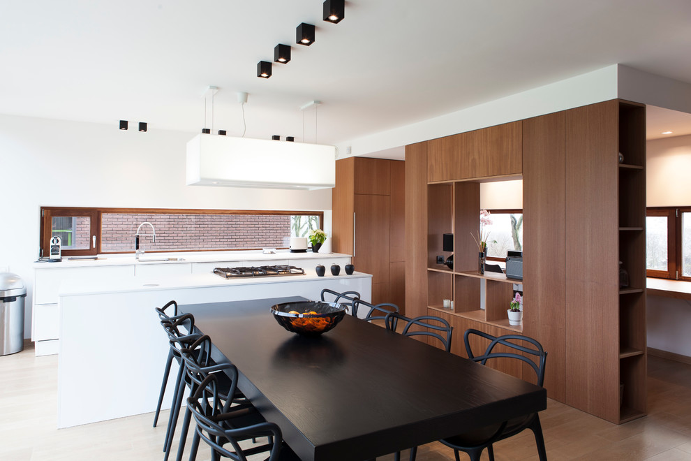 Idee per una sala da pranzo aperta verso la cucina design con parquet chiaro