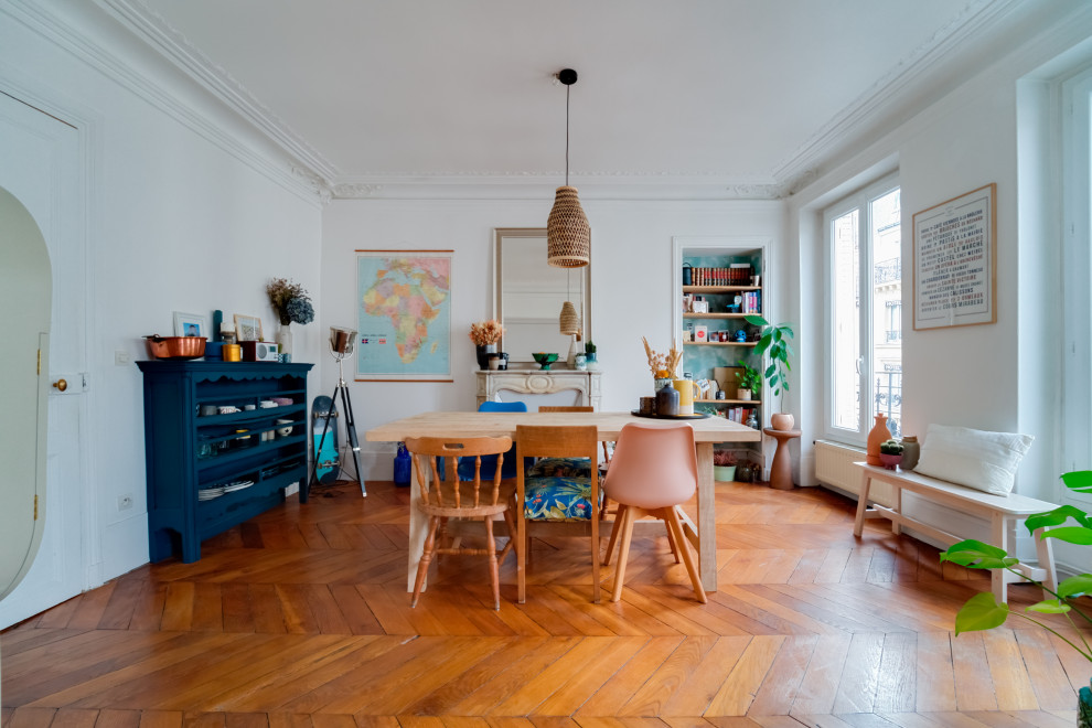 Exemple d'une salle à manger éclectique de taille moyenne avec un mur blanc, un sol en bois brun et un sol marron.
