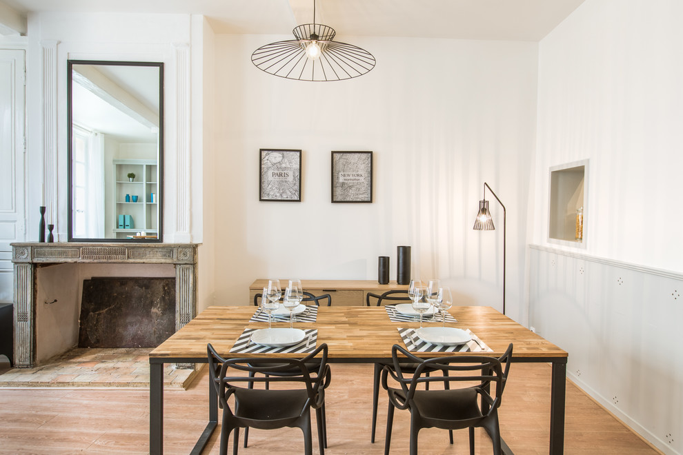 Idées déco pour une salle à manger contemporaine de taille moyenne avec un mur blanc, un sol en bois brun, une cheminée standard, un sol marron, du papier peint et éclairage.