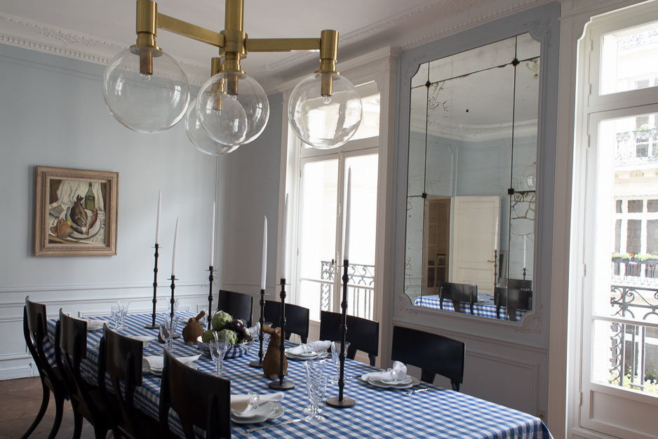 Geschlossenes, Mittelgroßes Klassisches Esszimmer mit weißer Wandfarbe, braunem Holzboden und braunem Boden in Paris