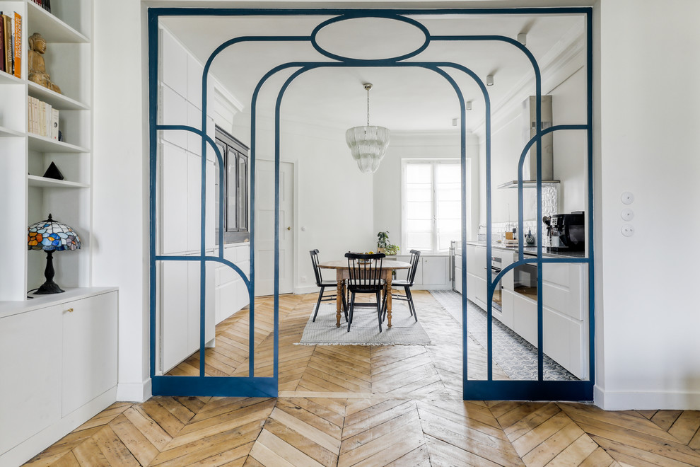 Offenes, Mittelgroßes Modernes Esszimmer ohne Kamin mit weißer Wandfarbe, hellem Holzboden und braunem Boden in Paris