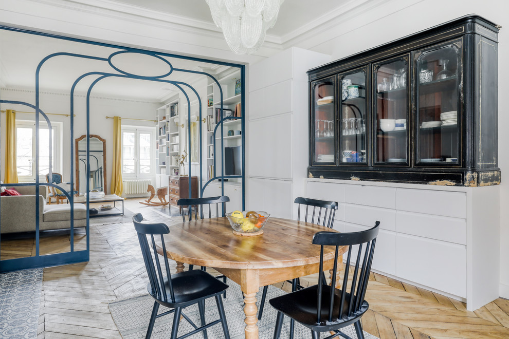 Ispirazione per una sala da pranzo aperta verso il soggiorno design di medie dimensioni con parquet chiaro e pavimento marrone