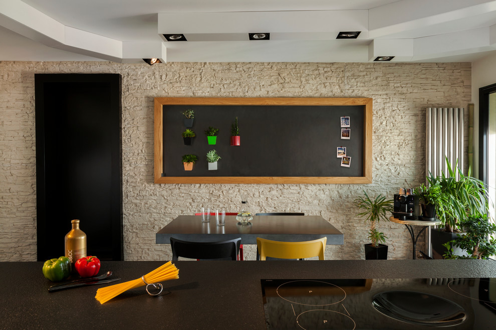 Idée de décoration pour une salle à manger ouverte sur le salon design de taille moyenne avec un mur beige et aucune cheminée.
