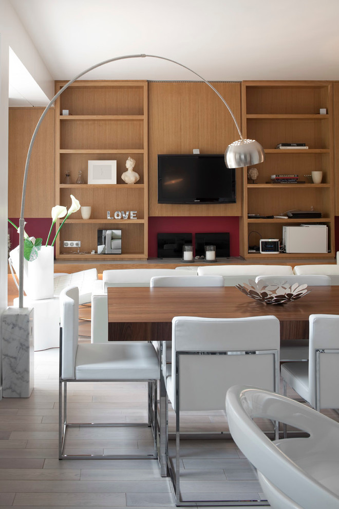Esempio di una sala da pranzo aperta verso il soggiorno contemporanea di medie dimensioni con parquet chiaro e pareti bianche