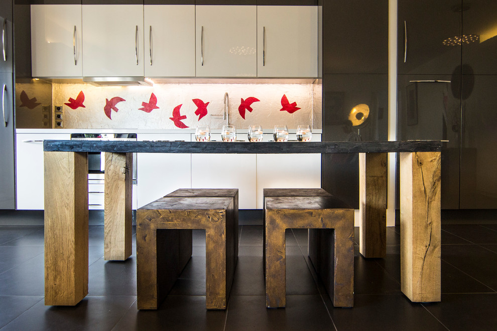 Стильный дизайн: кухня-столовая среднего размера в современном стиле с полом из керамической плитки - последний тренд